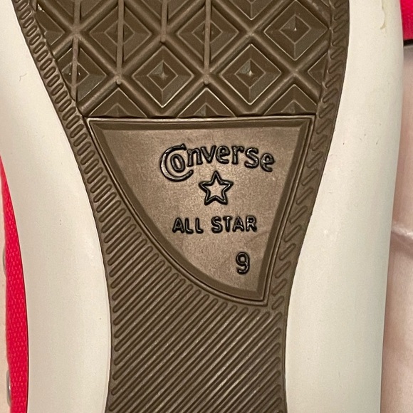 Size 7 Women’s Red Converse Low-Tops - Picture 5 of 7